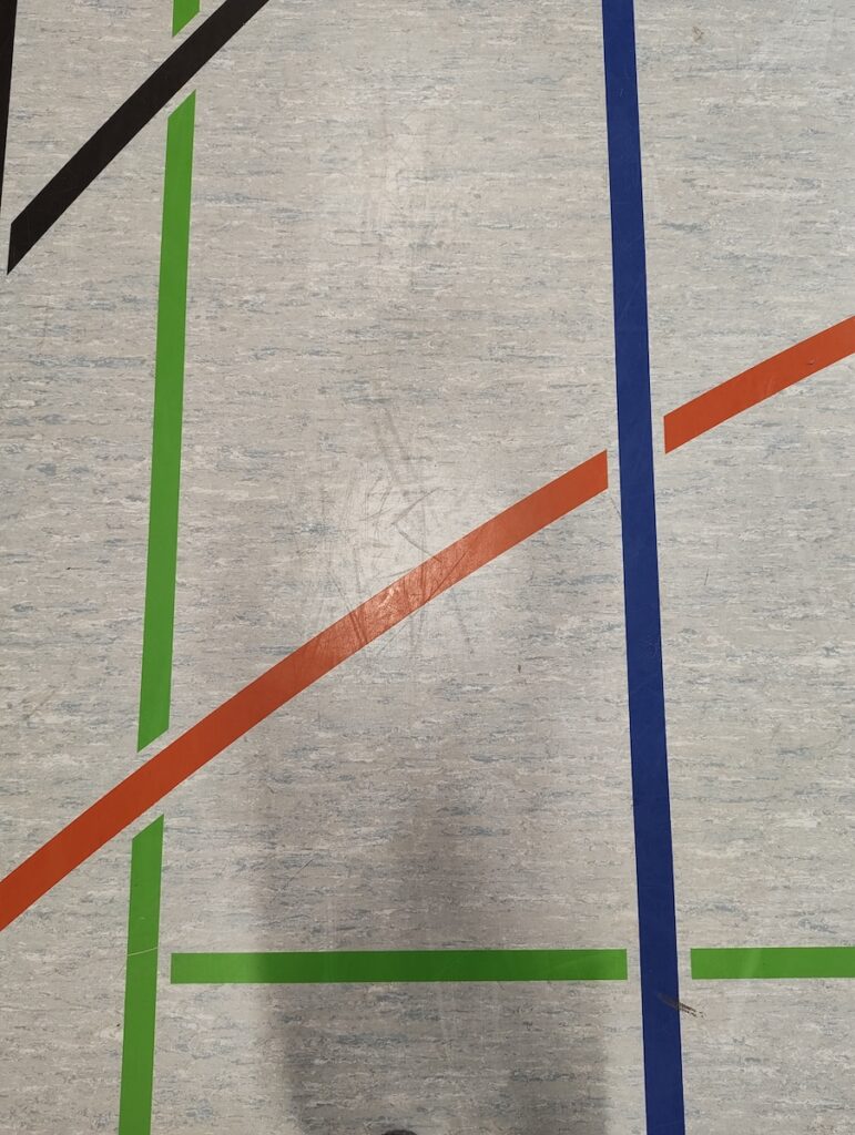 Foto von bunten Linien auf dem Boden der Sporthalle